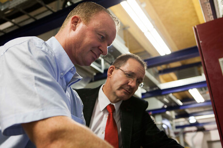 Kaeseri insener Hages ja ZF Friedrichhafeni töötaja Baumgarten vestlevad