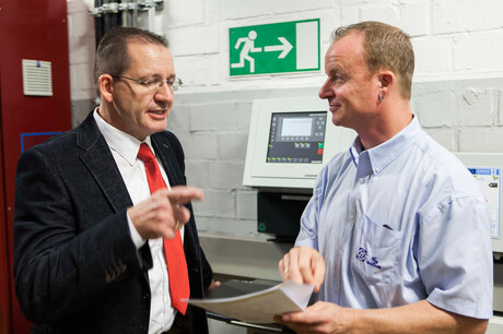 Kaeser Kompressoreni insener Hages ja ZF Friedrichshafeni töötaja Baumgarten peavad nõu kompressorijaama puudutavate plaanide kohta