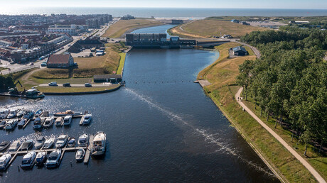 The Great Bubble Barrieri mullidega töötlemine Katwijkis, Hollandis.