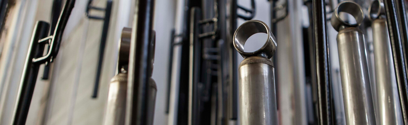 ZF Friedrichshafeni pilt amortisaatorite toorikutest