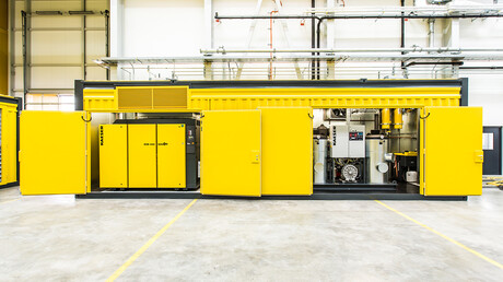 Avatud suruõhukonteiner, milles on näha kruvikompressorid firmalt Kaeser Kompressoren.