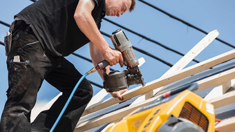 Ka suruõhu abil naelutamiseks annab KAESERi oskustööliste kompressor i.Comp 3 alati vajadustele vastava suruõhu.