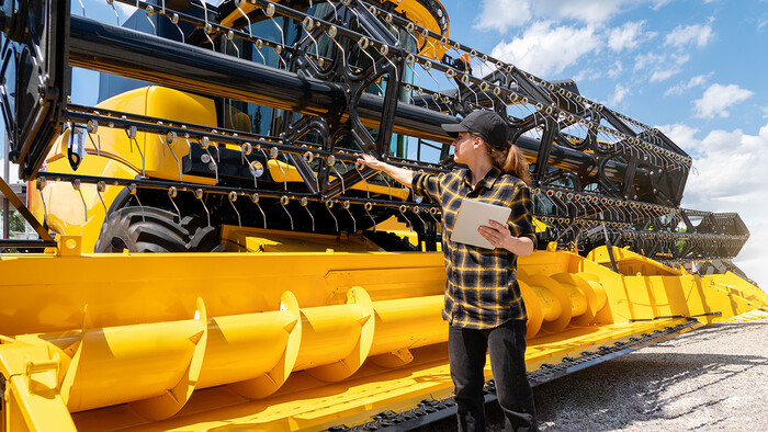 Kombain puhastati professionaalselt suruõhukompressoriga ja seda kontrolliti talviseks ladustamiseks.