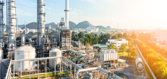 Suruõhukompressorid ettevõttelt KAESER KOMPRESSOREN kaasaegses rafineerimistehases – tõhus, turvaline ning innovaatiline tehnoloogia usaldusväärse suruõhuvarustuse jaoks õli- ja gaasitööstuses.